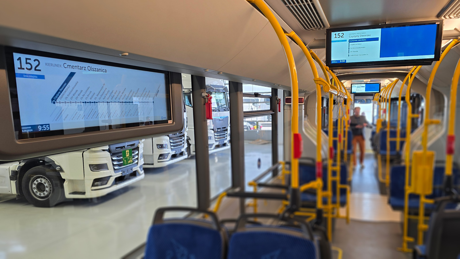 Tablice informacyjne LCD zamontowane wewnątrz pojazdu
